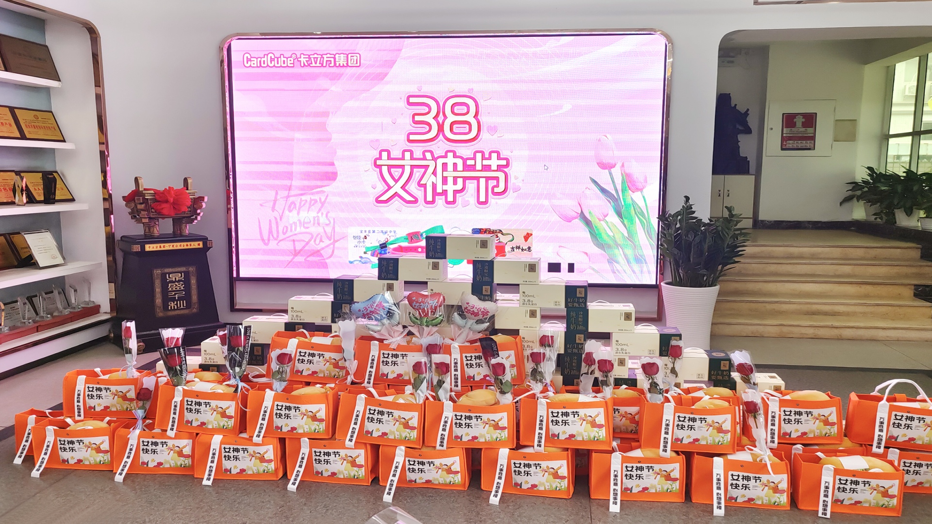 威斯尼斯wns888集团智能卡工厂腕带厂家：以花为礼，，，，致敬每一位 “女神”