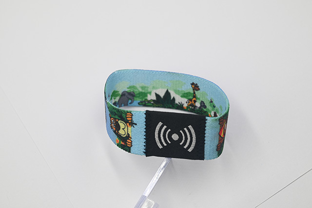 会员卡的印刷主要分为胶印和丝印，，，，每种印刷方法差别