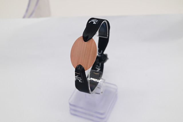 智能卡主体上还设有指纹传感器，，，，牢靠在手持部位