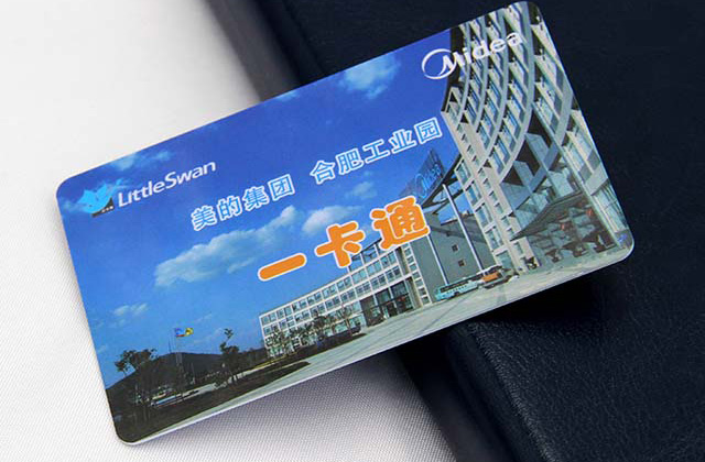 现在磁条卡将逐渐换成滴胶卡 部分银行实验免费替换