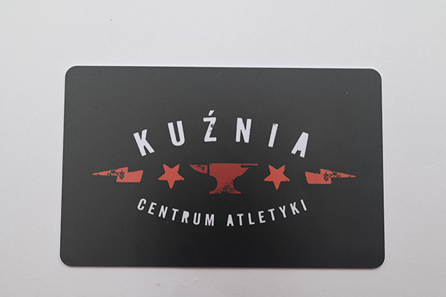 为了避免新生儿被盗，，，，，，院方给新生儿带上RFID钥匙扣卡防盗脚环